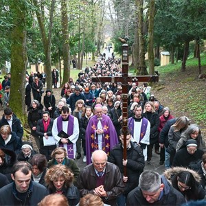 Nadbiskup Kutleša predvodio križni put na Ksaveru